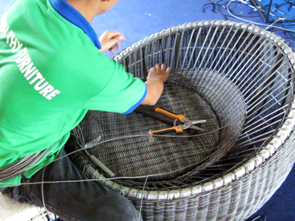 Ghế trứng nhựa giả mây làm từ khung sắt mạ kẽm sơn tĩnh điện đan sợi tròn nhựa giả mây kháng UV