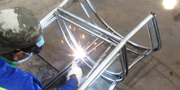 Ra mẫu khung sắt xi mạ kẽm bàn ghế cafe nhựa giả mây MT2A5 tại xưởng cơ khí Minh Thy Furniture