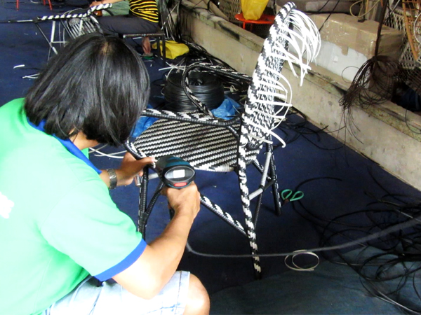 Đan mẫu ghế cafe nhựa giả mây ngoài trời tại xưởng đan mẫu Nội Thất Minh Thy