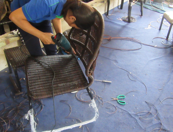 Đan mẫu đan ghế cafe sân vườn tại xưởng đan mẫu nội thất Minh Thy